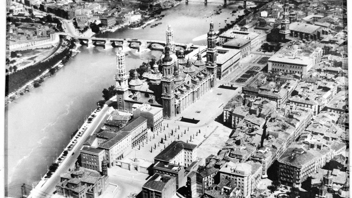 Imagen histórica de la plaza del Pilar de Zaragoza, muy distinta a la actual.
