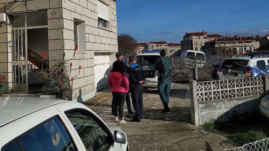 Agentes municipales y de la Guardia Civil en el lugar de la agresión, el jueves por la tarde. // G.N.