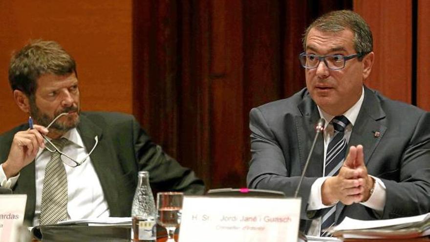 Jané (a la dreta) amb el director dels Mossos d&#039;Esquadra, Albert Batlle, ahir al Parlament