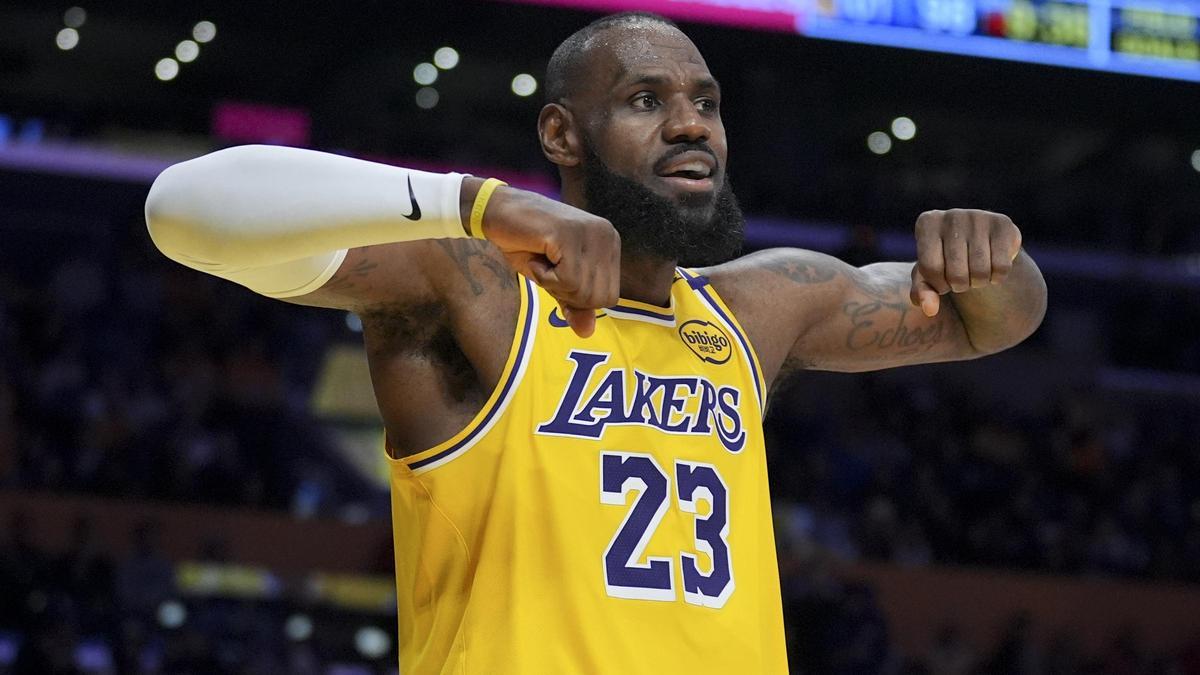 LeBron James, durante su último partido con los Lakers.
