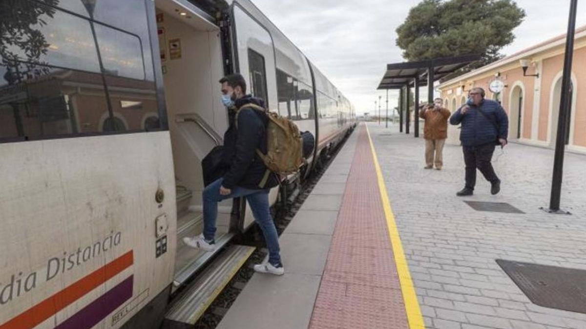 Un pasajero coge
el tren que conecta 
Archena con Madrid.  efe