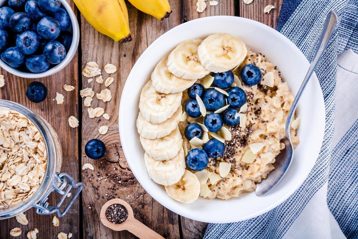 Un bol de avena y fruta.