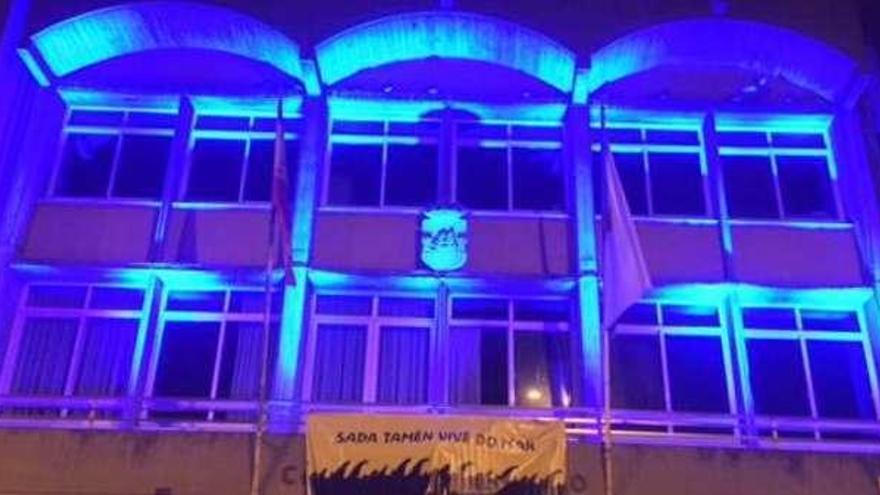 La fachada del Concello, iluminada de azul, ayer, en apoyo al cerco.