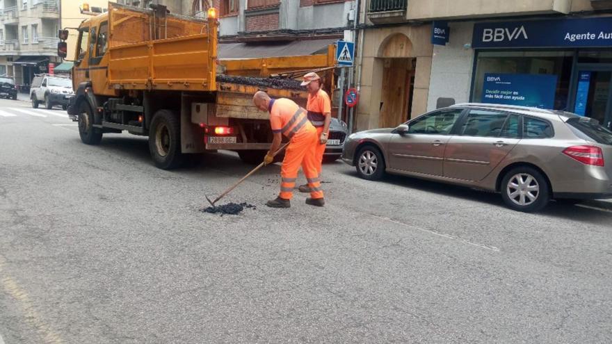 &quot;Parcheo&quot; de calles en Moreda para el paso de la Vuelta Ciclista