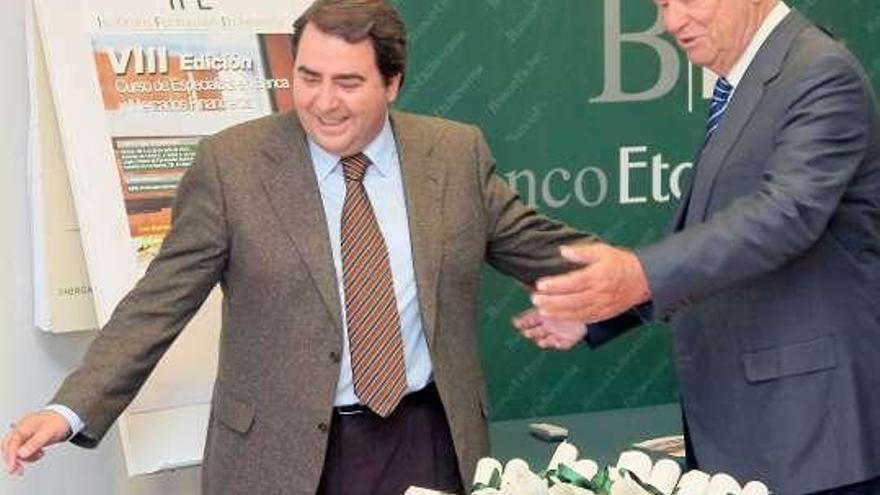 Negreira clausura un curso de Banco Etcheverría sobre mercados financieros