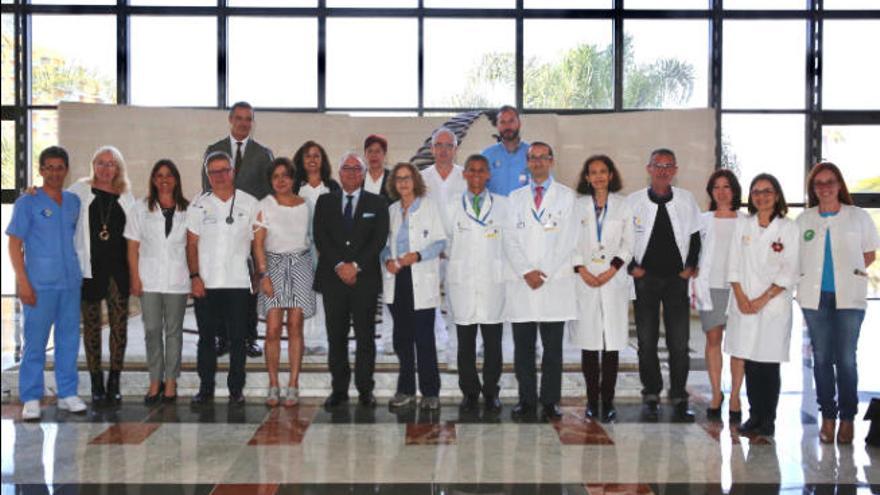 José Manuel Baltar junto al equipo profesional del Doctor Negrín responsable de los nuevos trasplantes, este miércoles.