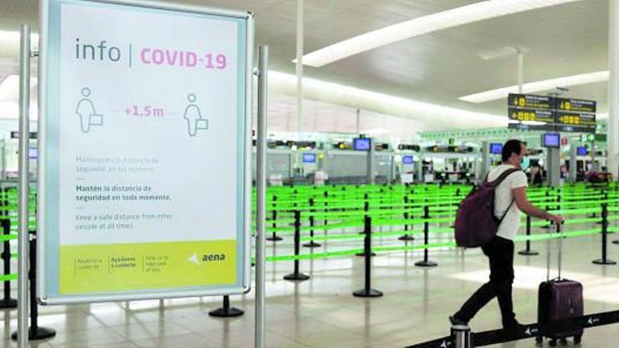 Un passatger en un aeroport per iniciar un viatge