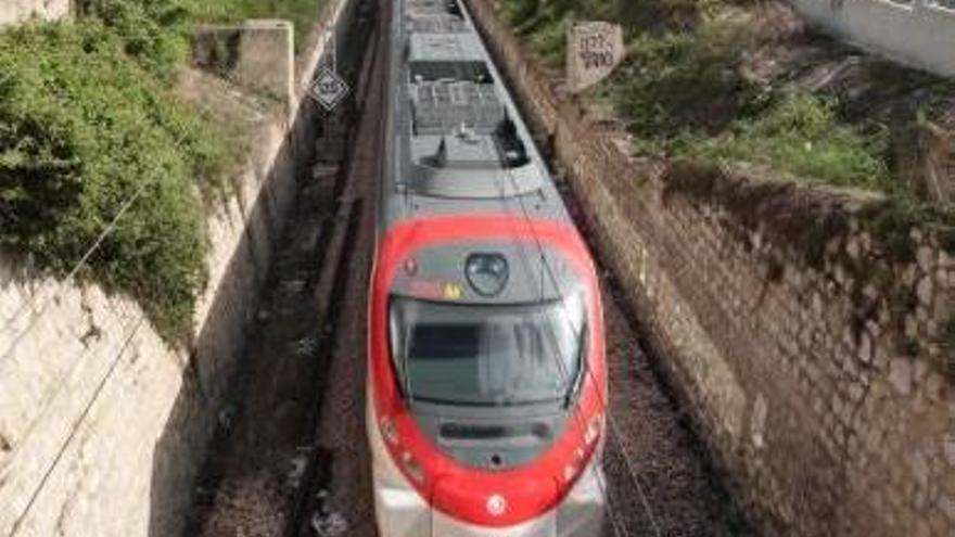 El Consell exige a Fomento que priorice  el Tren de la Costa como el AVE a Galicia