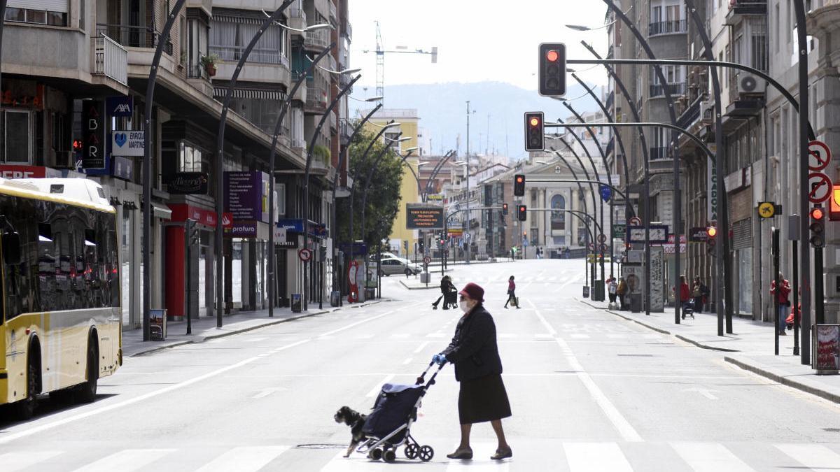 Viandantes por la Gran Vía de Murcia.