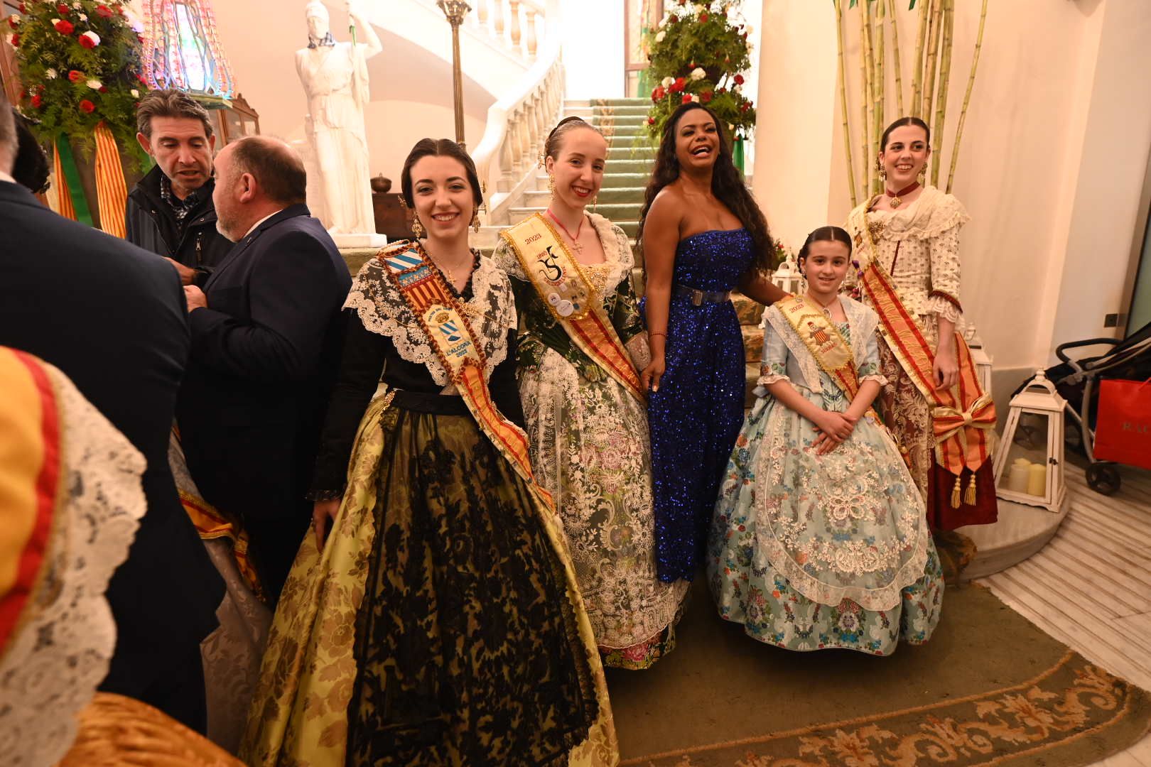 Galería de imágenes: Recepción de las reinas de los pueblos en el Ayuntamiento de Castelló