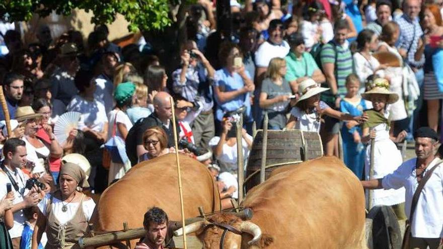 Transporte del vino a su paso por la Praza da Peregrina. // G. Santos