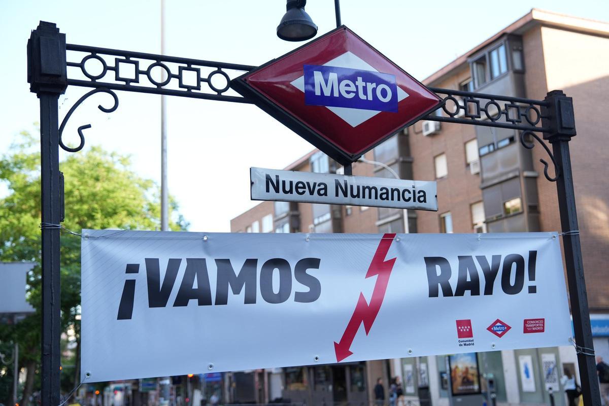La estación de Metro de Nueva Numancia también se viste con la franja del Rayo.