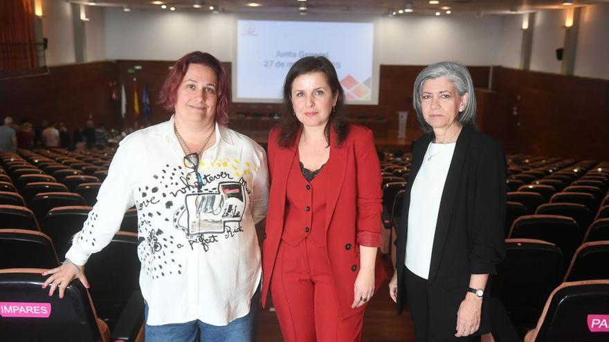 Miembros de la directiva de Pocomaco, con Lucía López, la presidenta, en el centro. | Carlos Pardellas