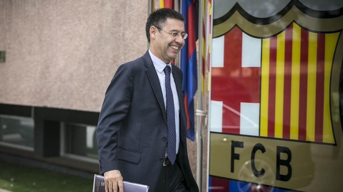 Josep Maria Bartomeu, antes de entrar en las oficinas del Barça para reunirse con la directiva y decidir si recurrir o no la sentencia de primera instancia en el caso de la demanda de acción de responsabildidad.