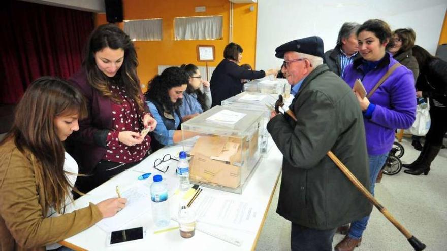 Una de las mesas electorales del colegio A Torre de A Illa. // Iñaki Abella