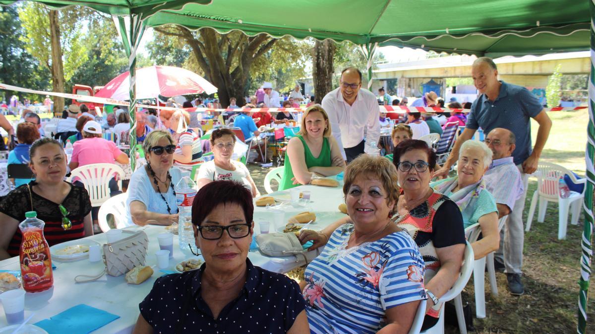 La consejera en una jornada de convivencia de mayores en 2019