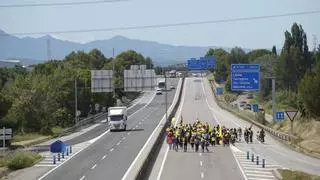 La vaga dels docents a Sallent tallen la carretera C-16