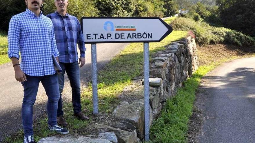 Andrés Fernández Vilanova y Óscar Fernández, en las inmediaciones del depósito del embalse de Arbón.