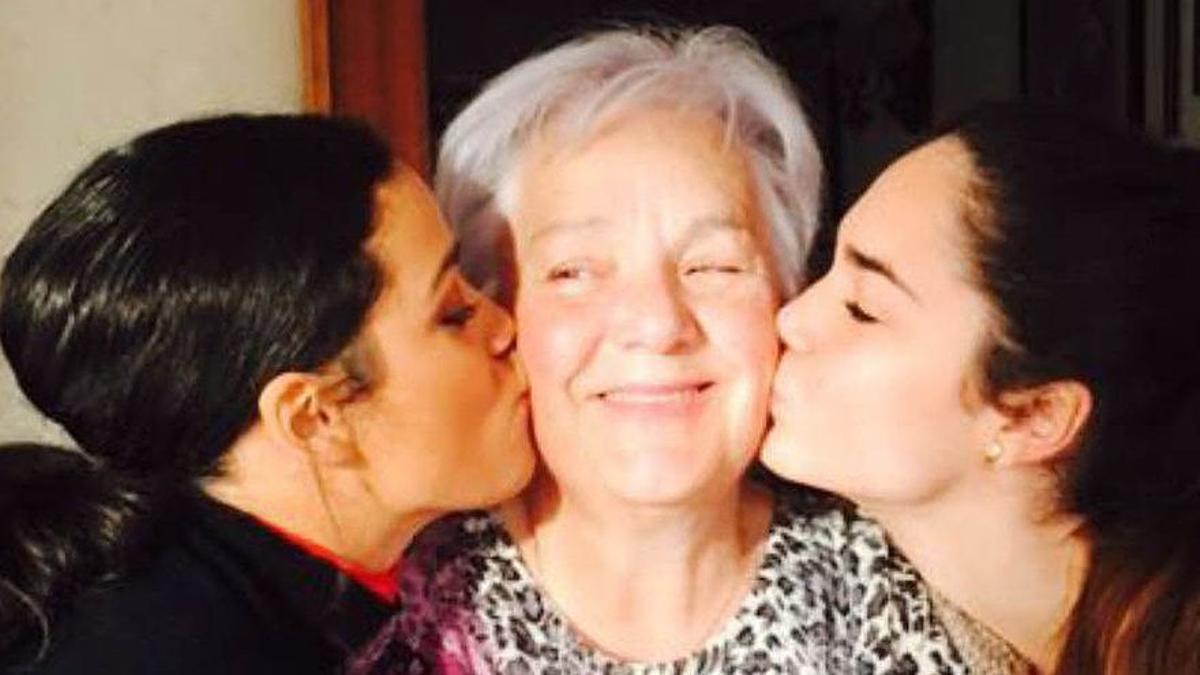 La cantante y su hermana Betlem besan a Leonor Bergé, la abuela, a la que mencionó tras ganar el Benidorm Fest.