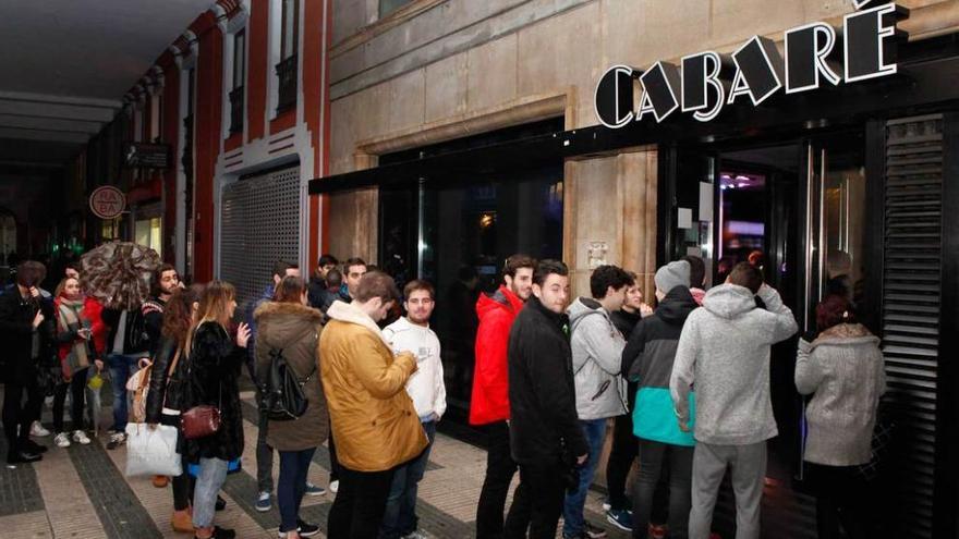 Colas para devolver las entradas de la fiesta de Nochevieja suspendida en Poniente.