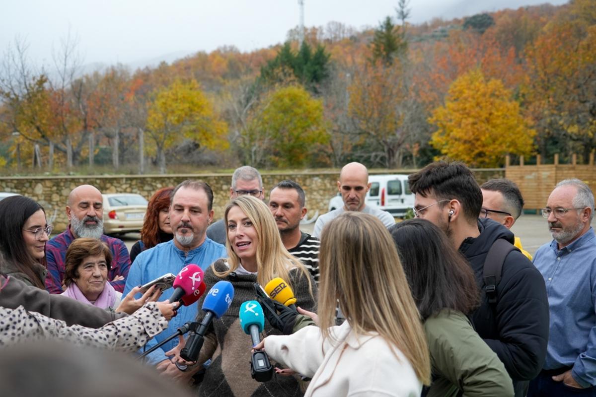 Guardiola comparece ante los medios en Hervás, donde ha mantenido este viernes un encuentro con bomberos forestales.