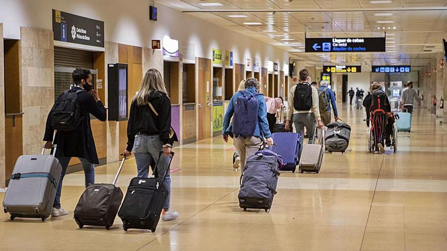 Viatgers amb maletes a l’aeroport, una imatge que no  es veia fa mesos. | DAVID APARICIO