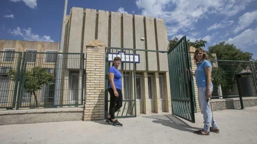 Dos conserjes en la puerta de uno de los centros de Infantil y Primaria de la ciudad de Alicante.