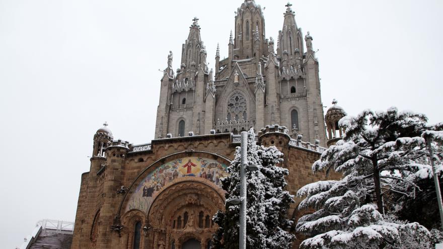 La neu arriba al litoral català i cobreix de blanc el Tibidabo de Barcelona