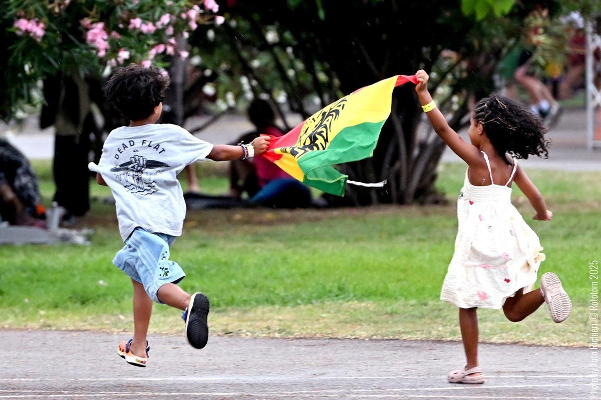 Dos niños juegan en el recinto del Rototom Sunsplash.
