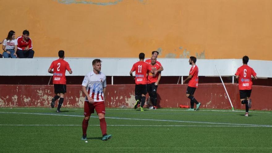 El Jove celebra el gol del empate sellado por Luis Ortiz.