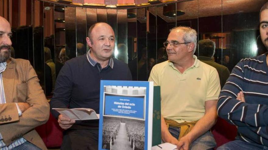 De izquierda a derecha, Manuel Calvo, Paco García, Carlos del Cano y Álvaro Díez, ayer, en el pub Corner&#039;s durante la presentación del libro.