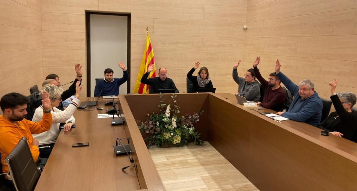 Alcalde i regidors de l'Ajuntament de Gironella votant l'aprovació inicial de l'ordenança, al ple de dimarts