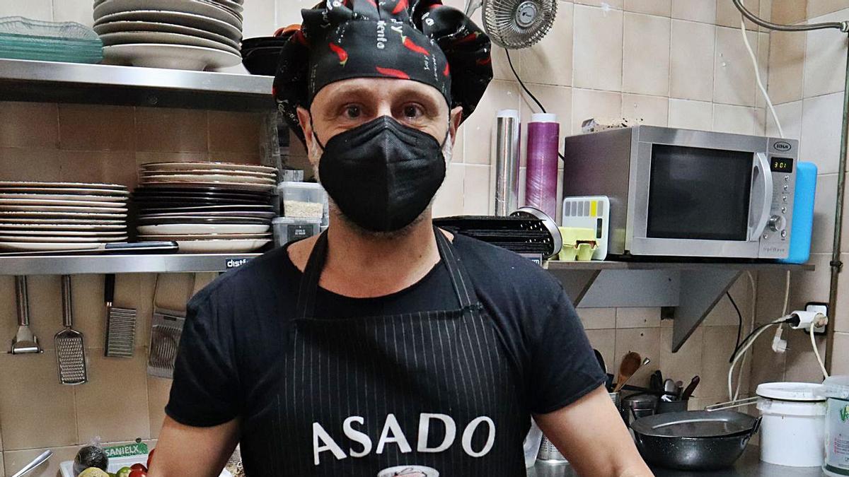 Marcelo muestra un asado de verduras, guarnición de algunos platos del restaurante. | MARTA NEVOT