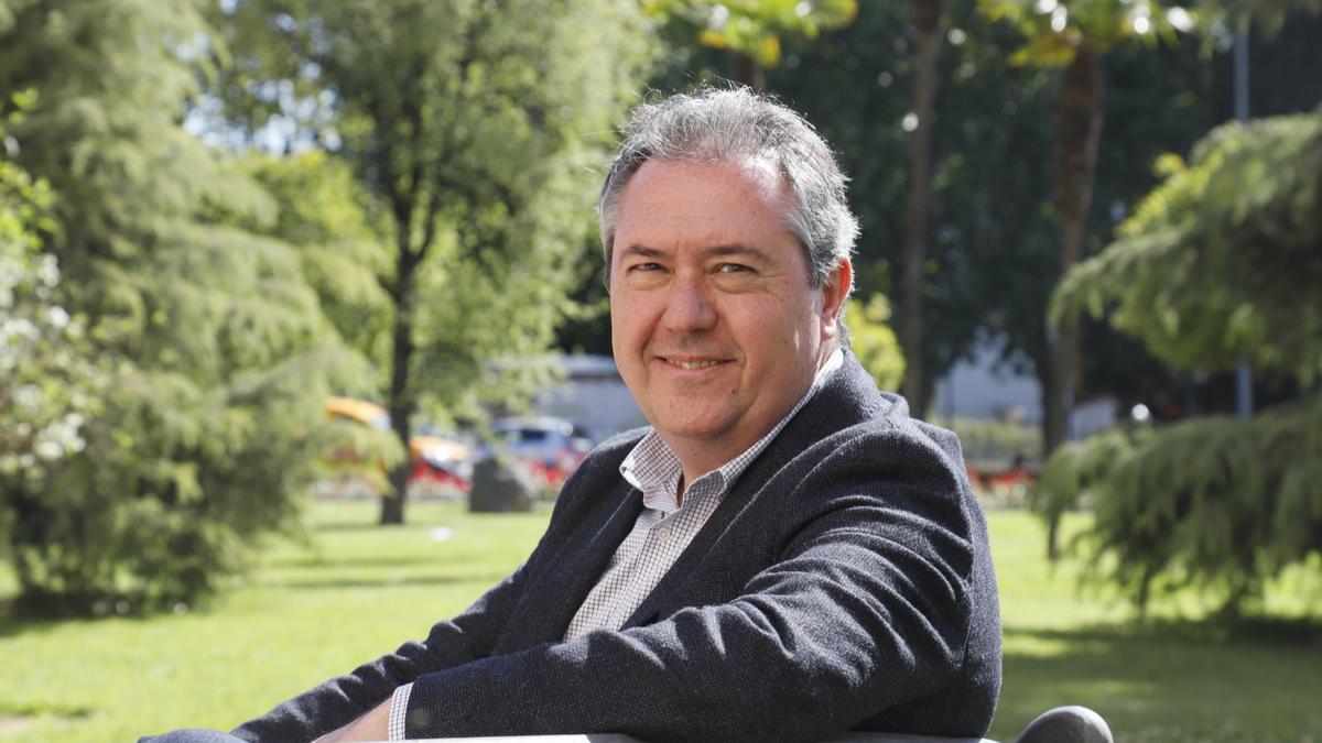 Juan Espadas, durante su visita hoy a Córdoba, en los jardines de Conde Vallellano.