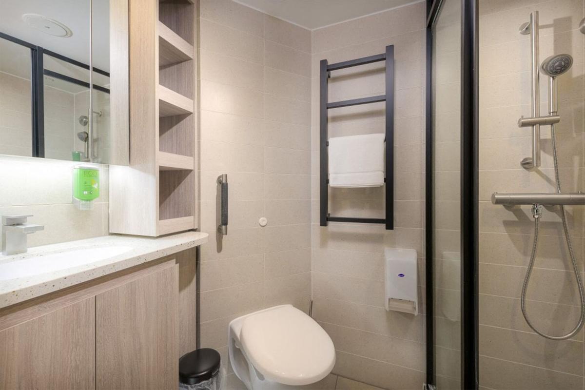 Esta imagen sin fecha y sin ubicación publicada el 4 de mayo de 2026 por Oceanwide Expeditions muestra un baño dentro de un barco Oceanwide Expeditions. Esta imagen sin fecha y sin ubicación publicada el 4 de mayo de 2026 por Oceanwide Expeditions muestra un baño dentro de un barco Oceanwide Expeditions.