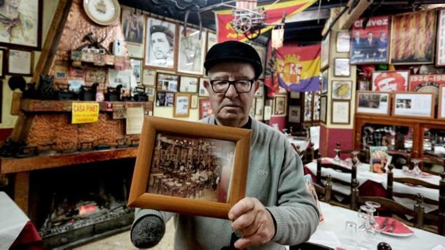 Jeroni Moncho «Pinet» en el interior del restaurante sostiene una fotografía tomada en el mismo lugar durante los primeros años del negocio.