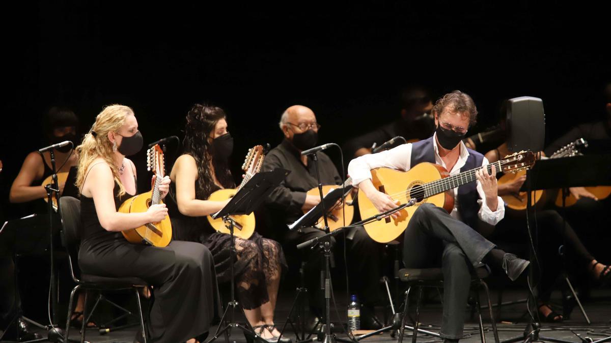 Quinta jornada del Festival de la Guitarra: Mariza, José Antonio Rodríguez y Paco Serrano con la Orquesta de Plectro