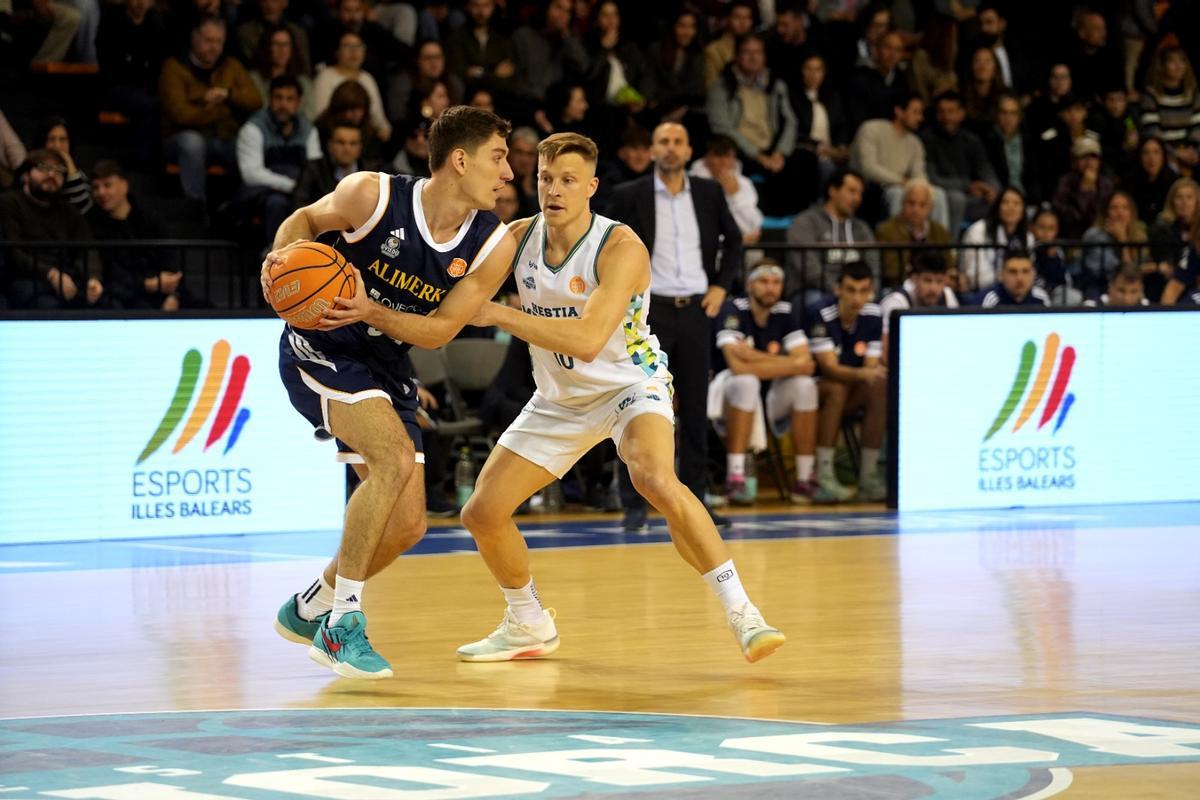 Raúl Lobaco, con el balón, defendido por Zurbriggen