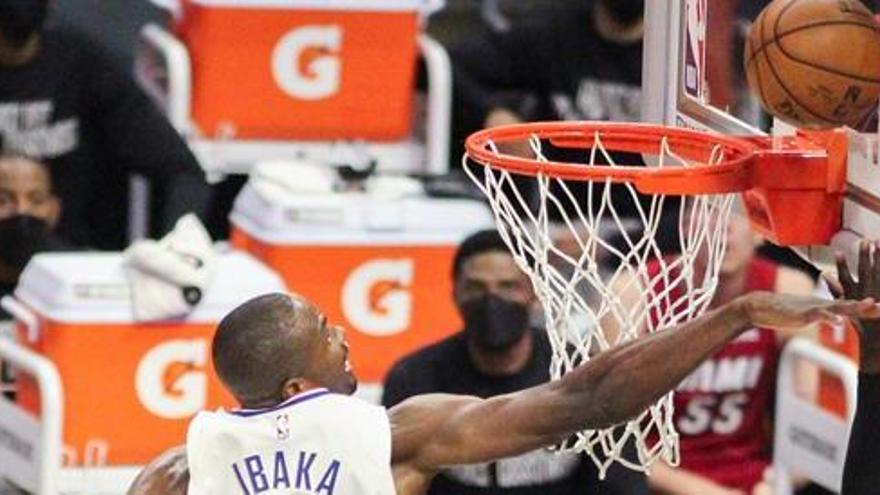 Serge Ibaka trata de poner un tapón.