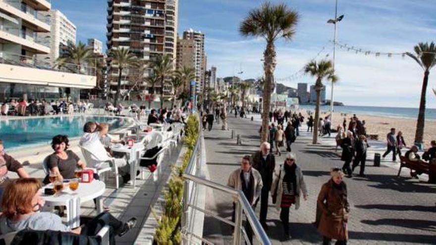 Turistas en Benidorm en una imagen tomada esta misma semana.