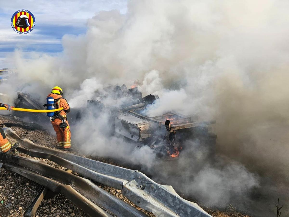 Un fallecido tras volcar e incendiarse el camión frigorífico en el que viajaba en la A-7 Un fallecido tras volcar e incendiarse el camión frigorífico en el que viajaba en la A-7