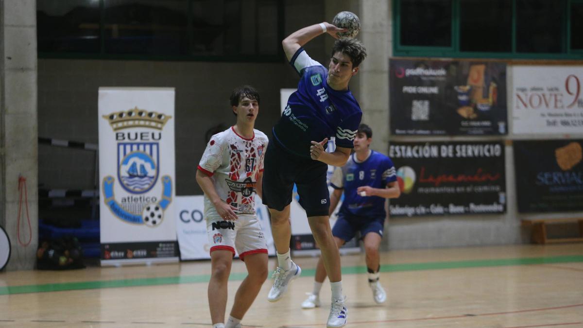 Seijas lanza a puerta en el derbi de ayer.