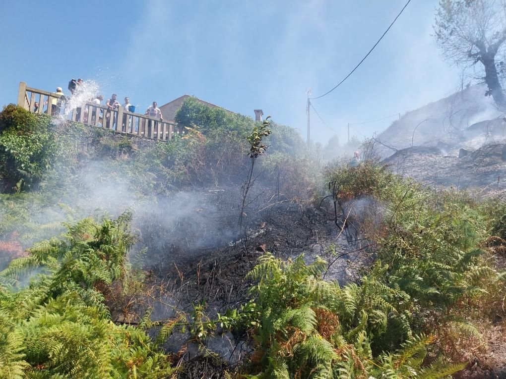 Vecinos se sumaron a las labores de extinción del incendio de A Barraca, en Bueu