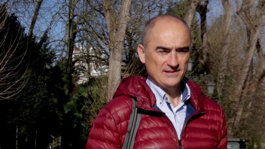 El arquitecto Leopoldo Escobedo, en el paseo de los Álamos. | IRMA COLLÍN