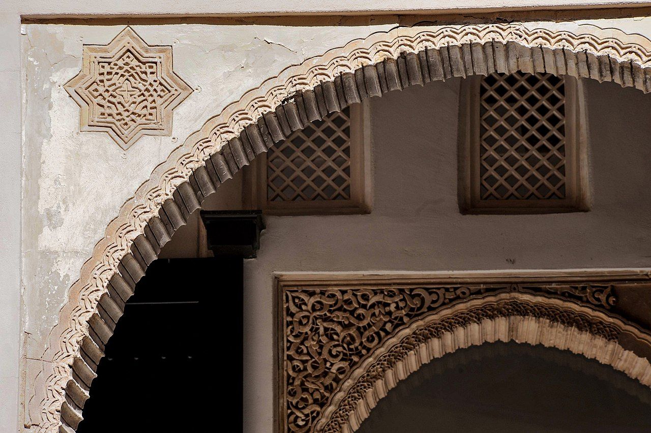 Detalles ornamentales para descubrir en el rincón secreto de Granada.