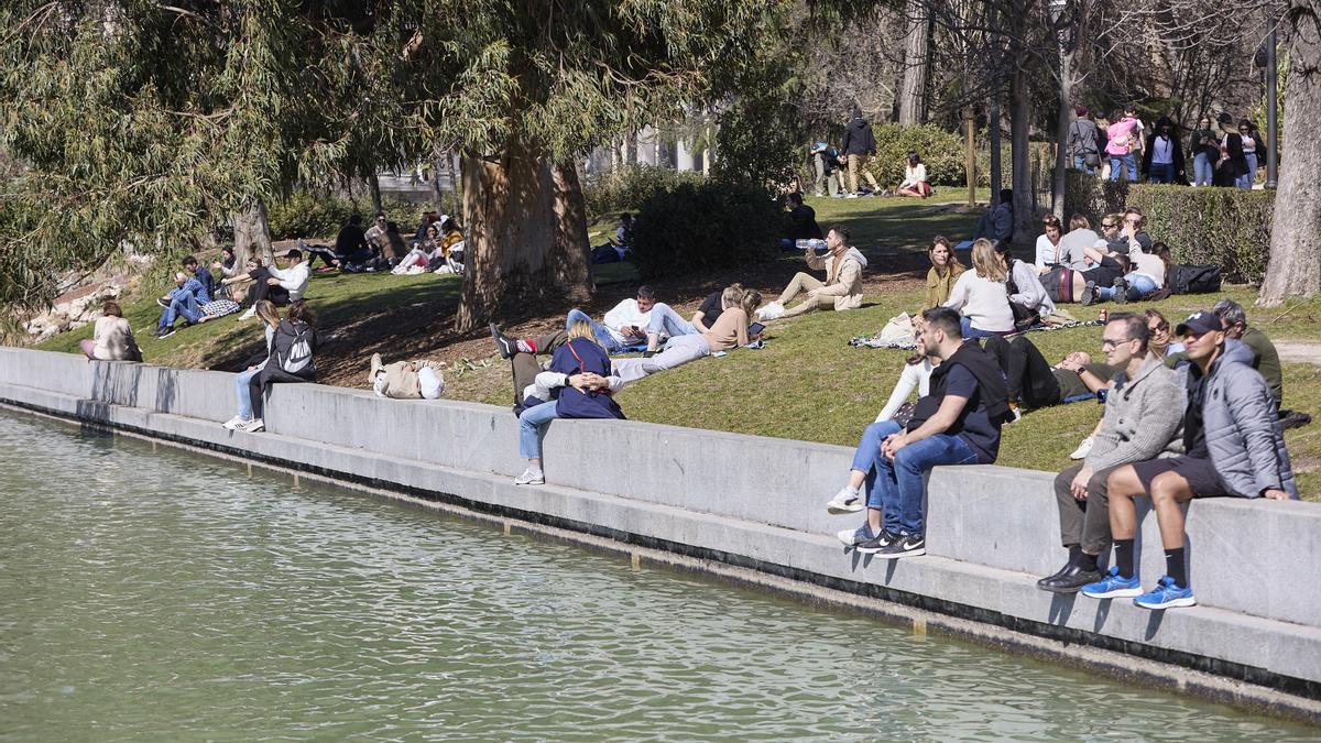 Varias personas se sientan cerca del estanque aprovechando el calor en el Parque del Retiro, a 11 de marzo de 2023, en Madrid (España). La masa de aire de este fin de semana sobre España procede del océano Atlántico de latitudes inferiores a los 30ºN. Est