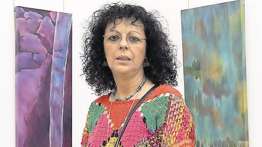La pintora Adela Cano delante de algunas de las obras de su exposición. | lp / dlp