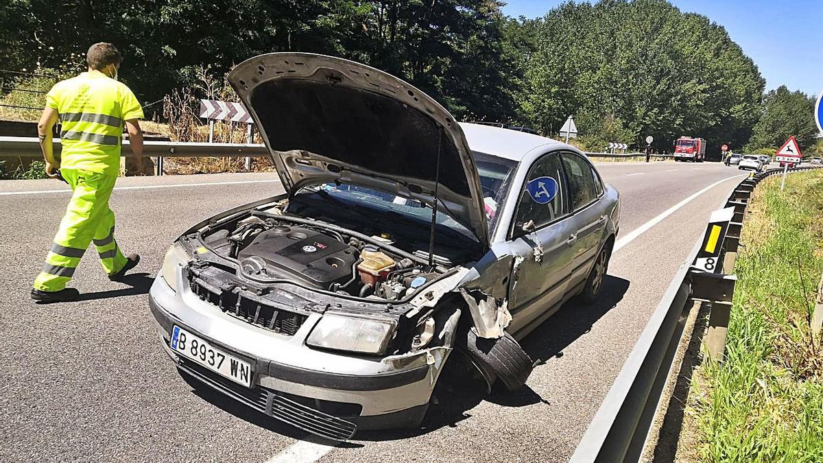 Estado en el que quedó un vehículo en la N-525, en Benavente, tras una colisión el viernes por la tarde.