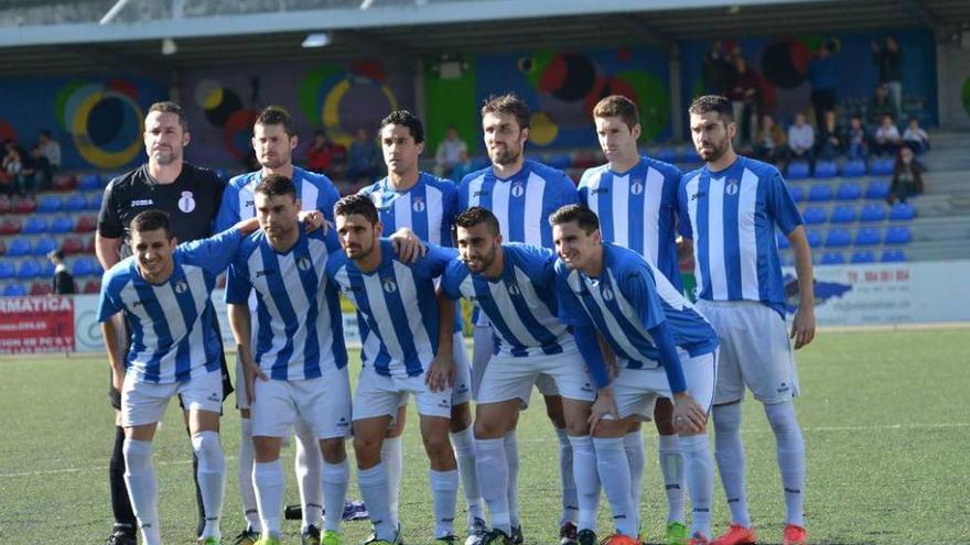 El once que empezó en Langreo, con Guillermo, Dudi, Nacho Fernández, Otero, Luismi y Nacho Méndez, en la fila de atrás, y Jorge Fidalgo, Matías, Jorge Rodríguez, Cristian y Jorge Sáez, delante.