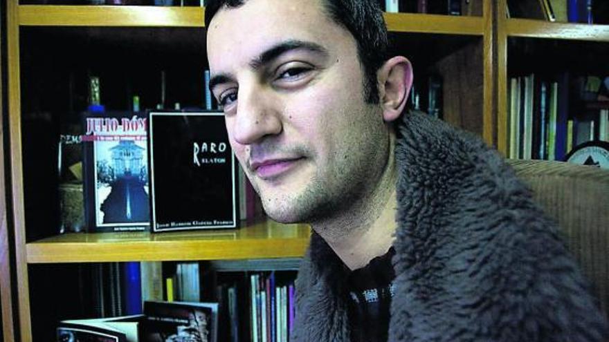 José Ramón García Franco posa junto a sus libros.